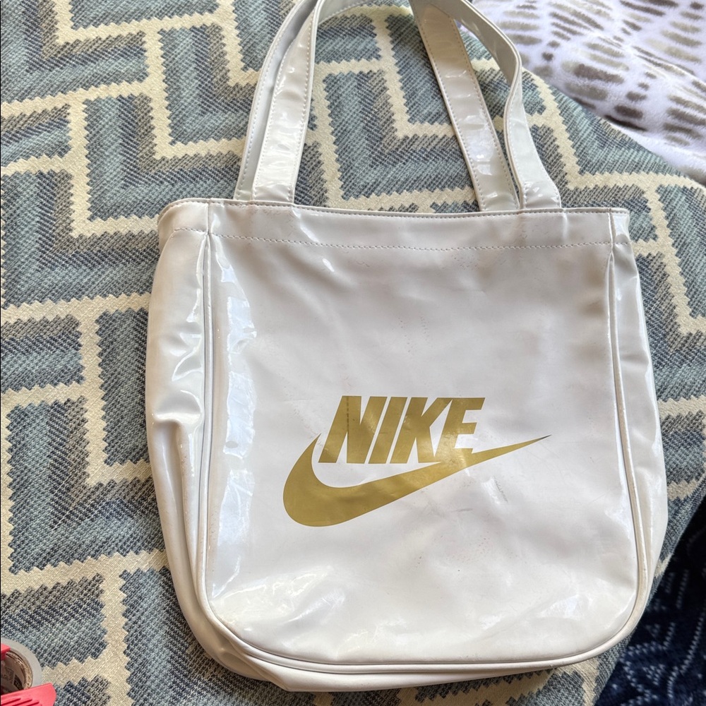 Nike Women's Tote Bag in White and Gold